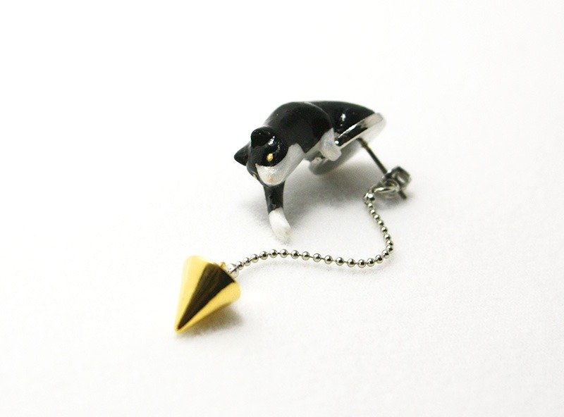 Play of cat earrings Black and white - 耳环/耳夹 - 塑料 黑色