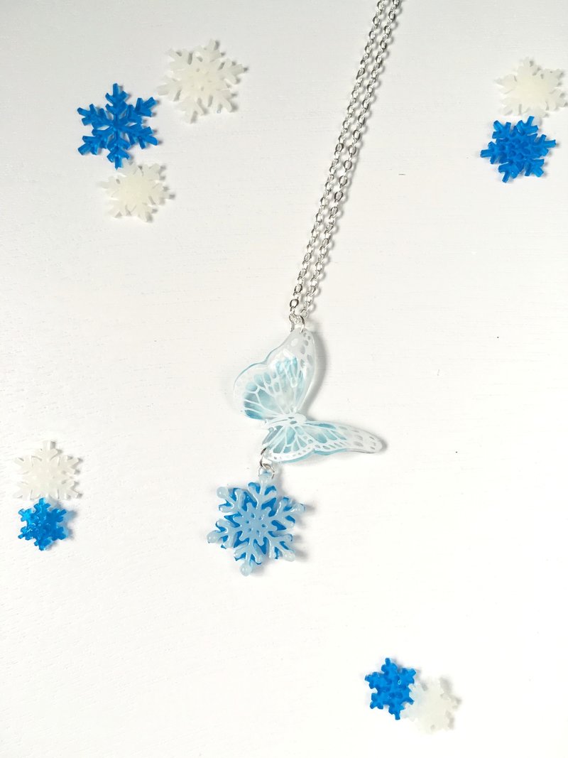 ‘冬日限定’雪花纷飞白纹淡蓝色手绘蝴蝶雪花颈链 - 颈链 - 硅胶 白色