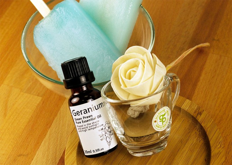 手工玫瑰花扩香组 - 纯植物天竺葵精油乙瓶 - 香薰/精油/线香 - 玻璃 红色