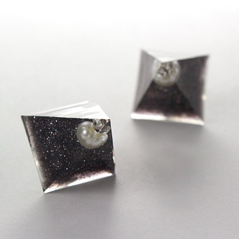 Acute angle pyramid earrings (spear) - 耳环/耳夹 - 其他材质 黑色