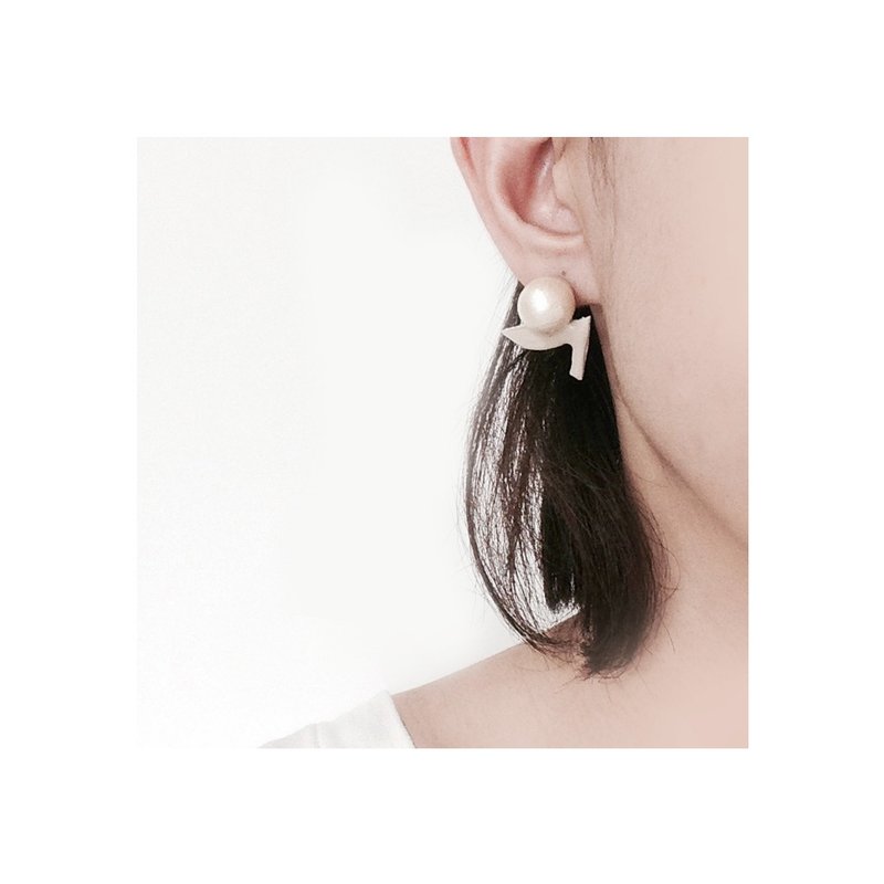 High heels and cotton pearl earrings white [made to order] - 耳环/耳夹 - 植物．花 白色