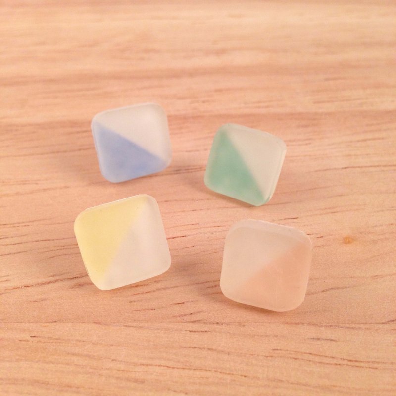 Frosted glass style square earrings - 耳环/耳夹 - 塑料 多色