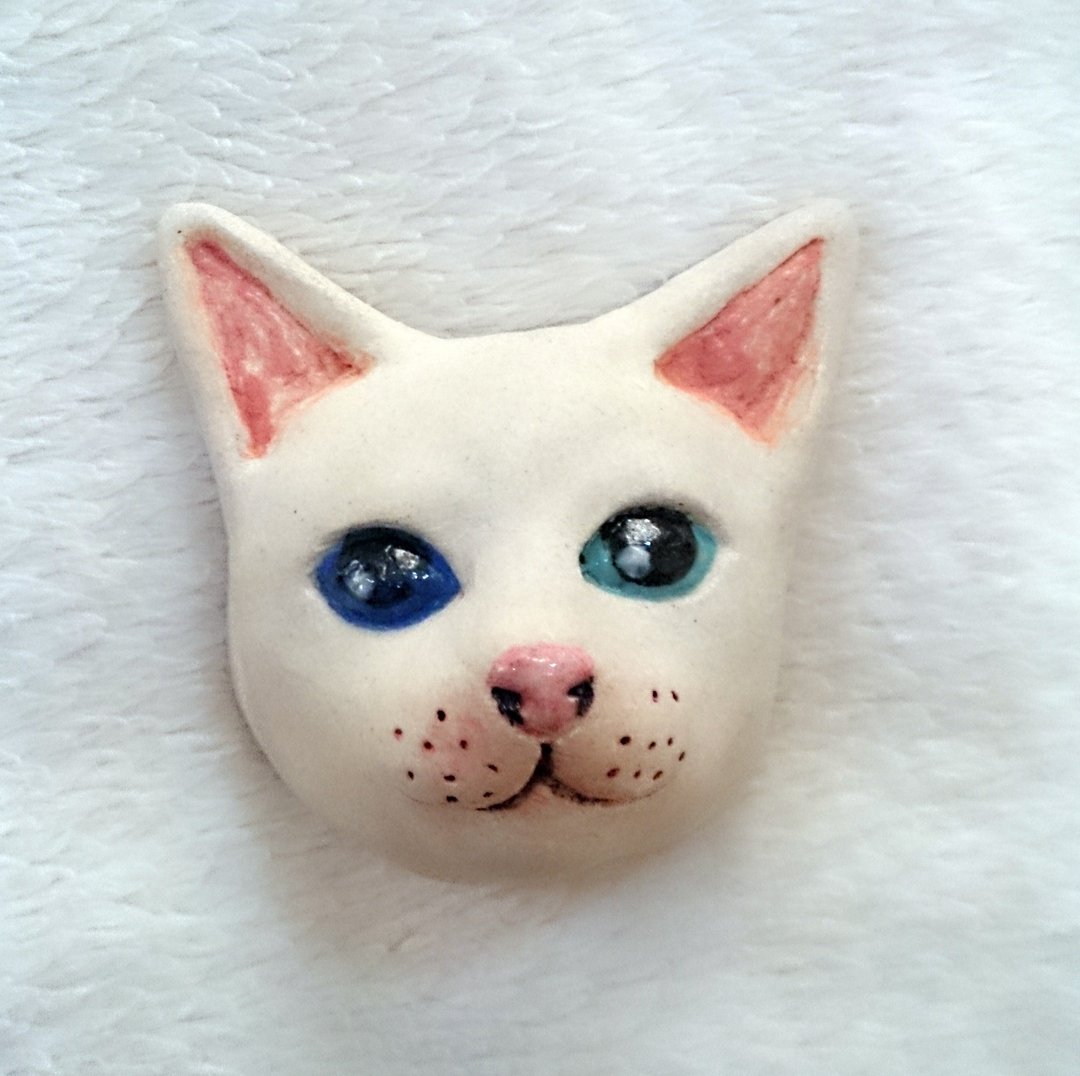 cat face-小白的一蓝一绿/【定制化别针或磁铁二选一!!!】 - 花瓶/陶器 - 其他材质 白色