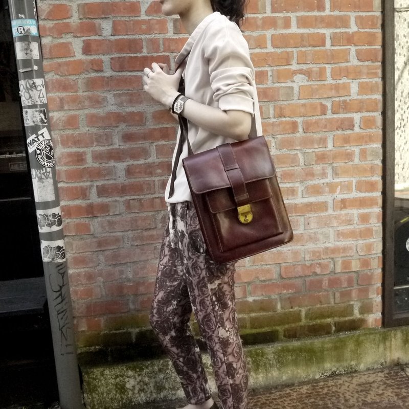 夕卡 Shika // Vintage bag 红棕色古董肩背直立记者包 {A1-108} - 侧背包/斜挎包 - 真皮 红色