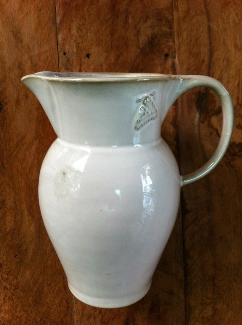 Yarnnakarn手工瓷器系列/  昆虫牛奶壶/水壶/花器 L - 厨房用具 - 其他材质 白色