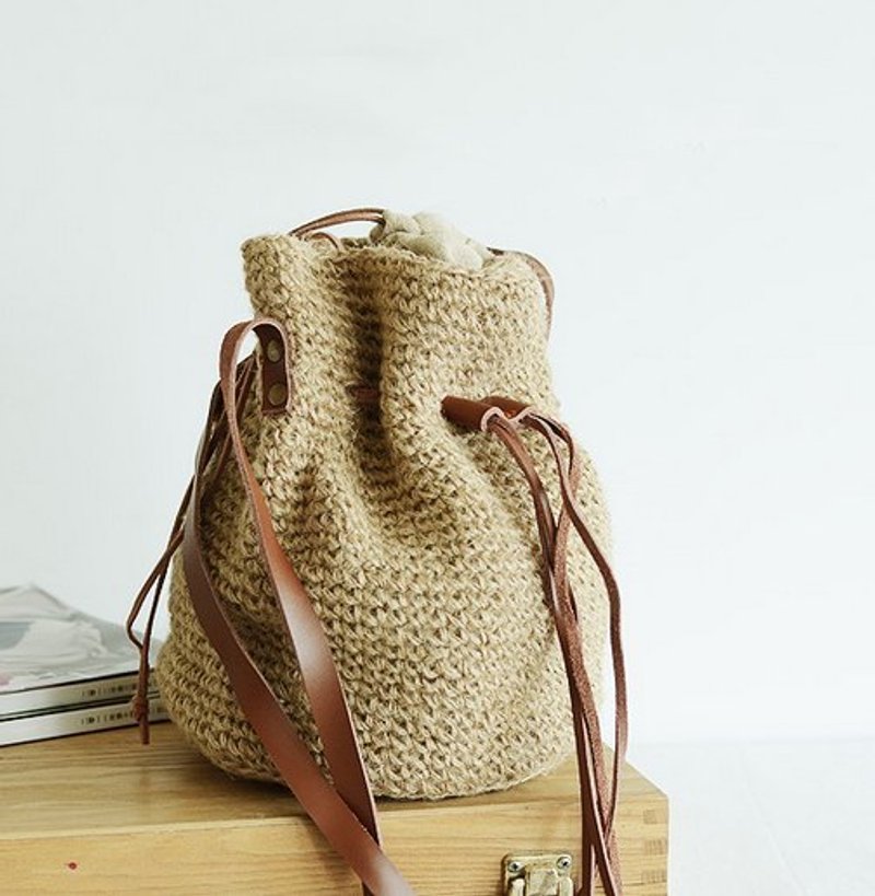 ʙ∀ɡ 森林系手感麻编真皮背带侧背包 束口袋 - 侧背包/斜挎包 - 棉．麻 咖啡色