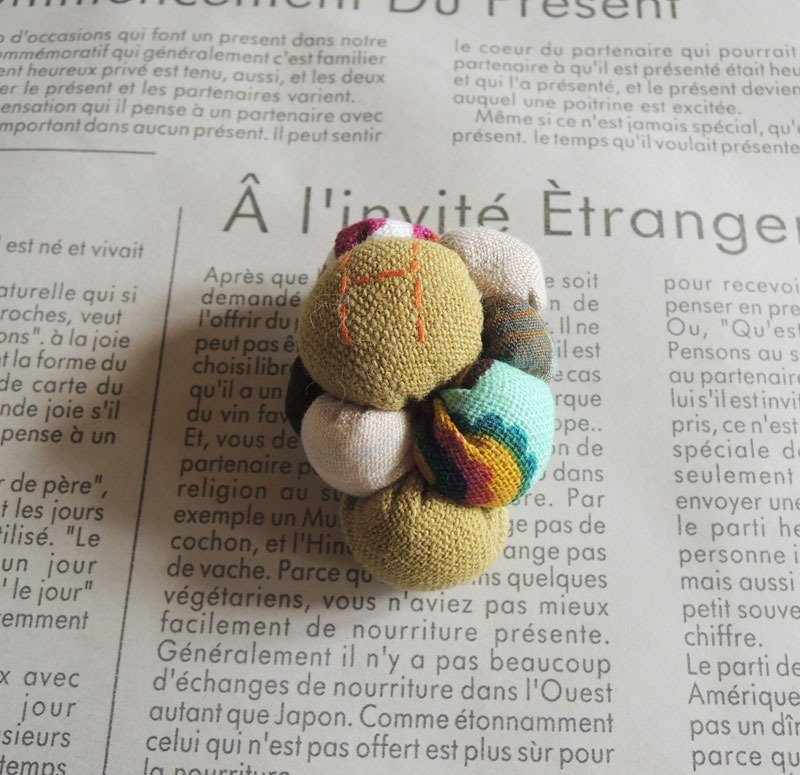 微甜·圈 手作 布缝 英文字母H 小胸针 / 小别针 / 小胸花 婚礼 胸花 帽花 - 胸针 - 其他材质 卡其色