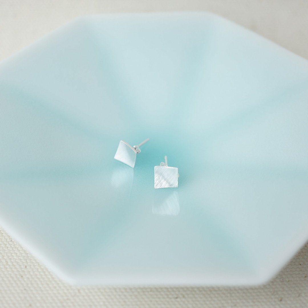 【出清品】发丝纹方形弧面925纯银耳环 - 耳环/耳夹 - 纯银 银色