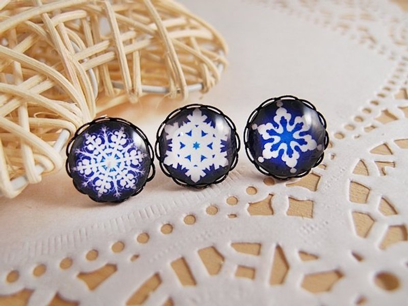 圣诞快乐！  ◎ 水晶泡泡 x 雪花版贴耳小耳环 x 单支自由配 x 贴耳 针式、夹式、钢针 耳环】 圣诞节 - 耳环/耳夹 - 其他材质 蓝色