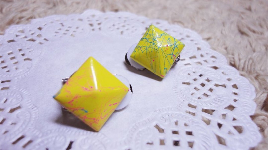NiCorn手作-夏日摇滚季-黄底蓝粉红条铆钉复古耳环(耳夹式) - 耳环/耳夹 - 其他材质 黄色