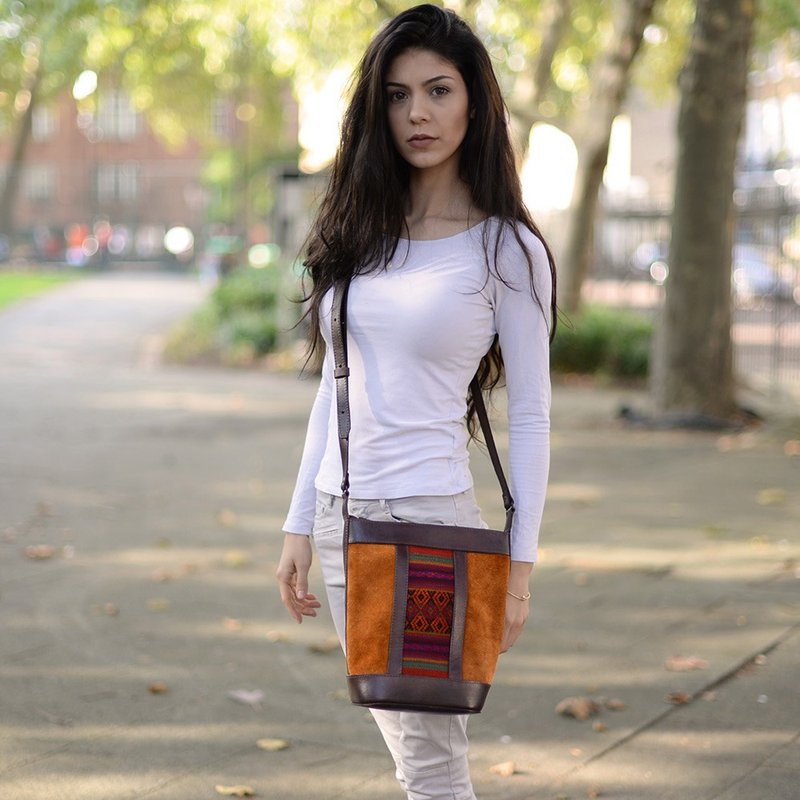 Juan民族风绒面织纹水桶侧肩包 芥黄 - 侧背包/斜挎包 - 真皮 黄色