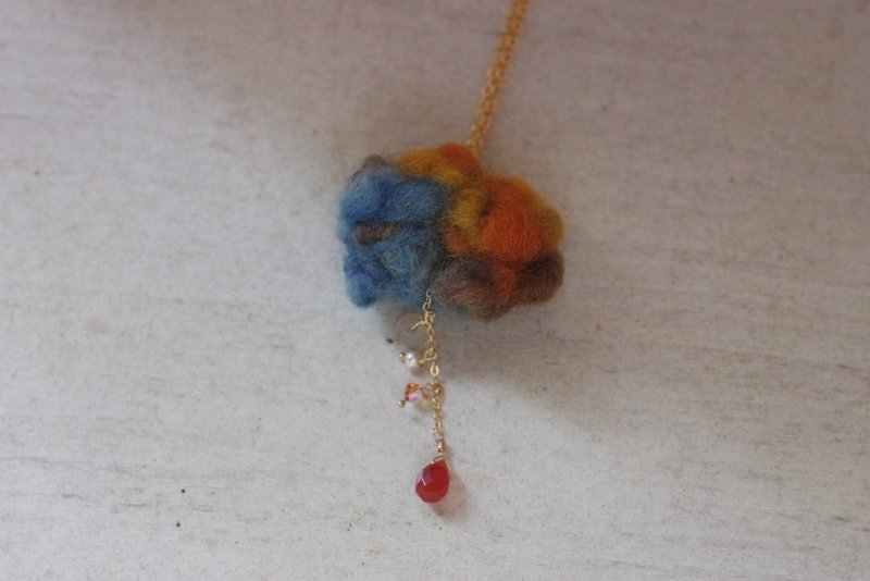 天然染色云朵雨滴项链 蓝染,姜黄手染羊毛 搭配天然玛瑙,施华洛世奇水晶 仅此一件 需订做 - 项链 - 羊毛 蓝色