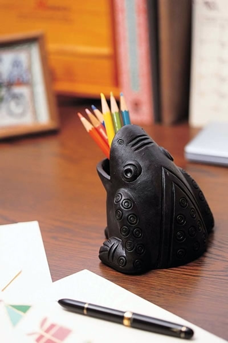 地球树fair trade-“生活杂货系列”-手工陶 青蛙笔筒 - 笔筒/笔座 - 其他材质 黑色