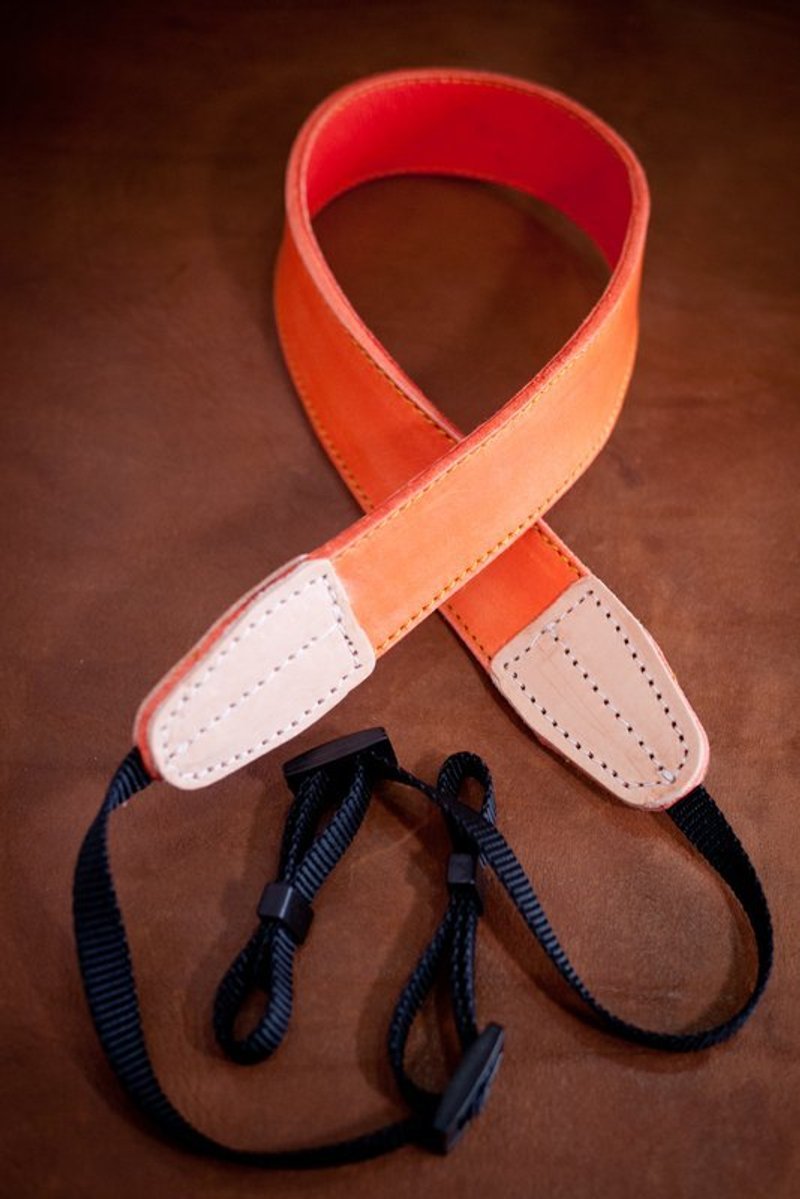 Dreamstation皮革鞄研所，手工真皮相机背带，使用透染橘色植鞣革。 - 证件套/卡套 - 真皮 