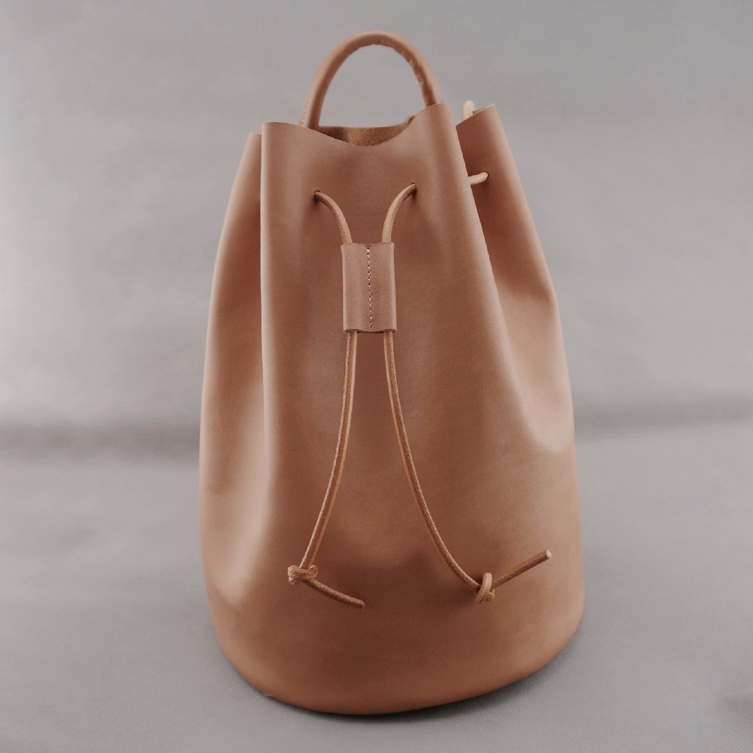 RRENAE Leatherware Bert伯特/奶茶色．手工真皮水桶包 - 侧背包/斜挎包 - 真皮 卡其色