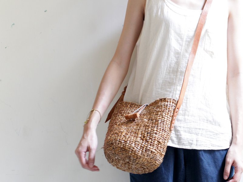 OMAKE 肯亚香蕉树皮编织皮革背带中斜背包 - 侧背包/斜挎包 - 其他材质 卡其色