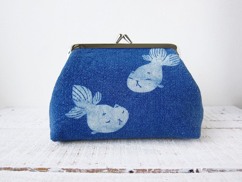 金鱼喵-植物染口金包 - 零钱包 - 棉．麻 蓝色