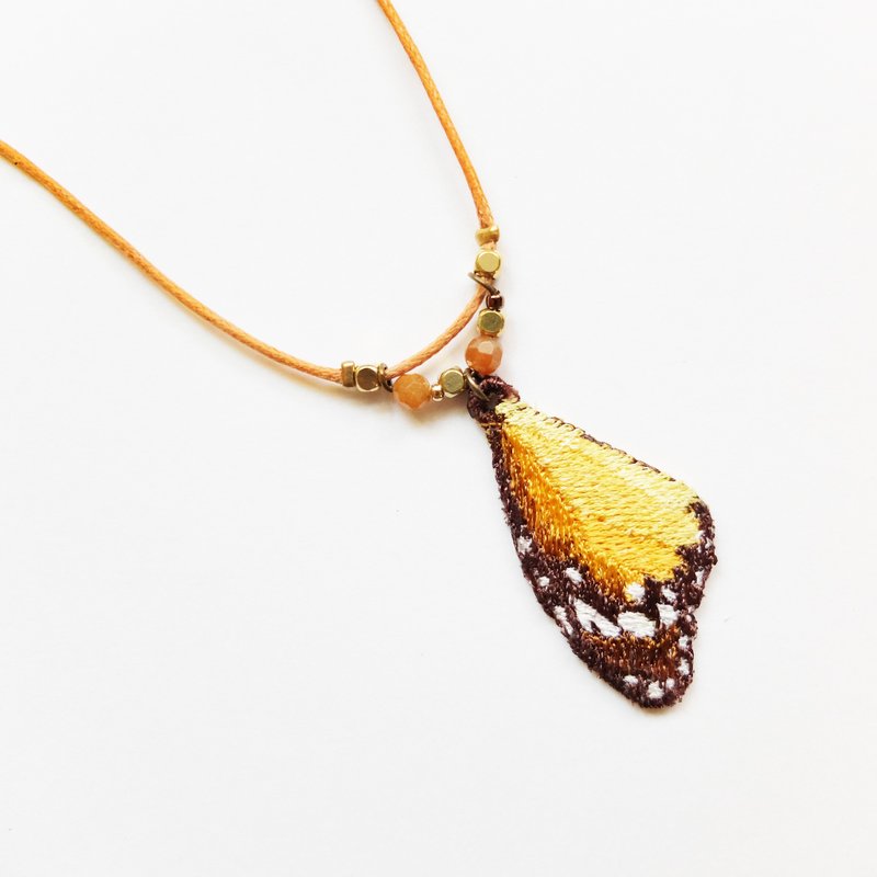刺绣 蝴蝶 天然石蝶羽项链 / 桦斑蝶 Plain Tiger Butterfly - 项链 - 绣线 橘色