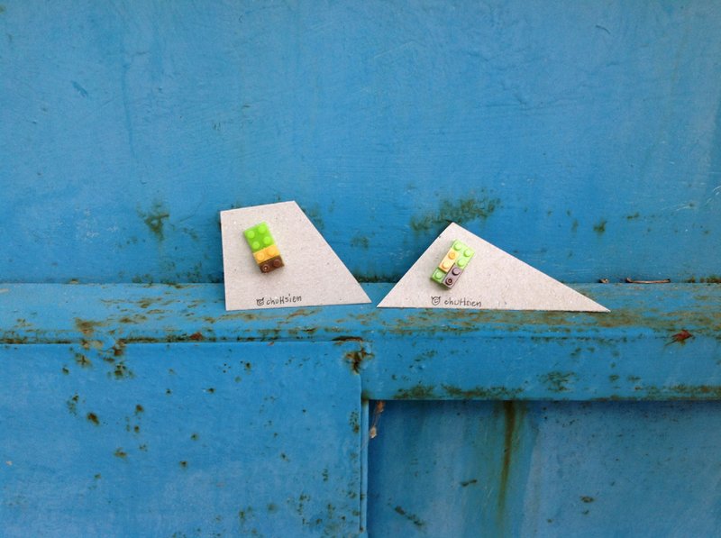 耳环●可拆卸、组装的积木耳环:绿底的咖啡与黄【不锈钢耳针】 - 耳环/耳夹 - 塑料 多色