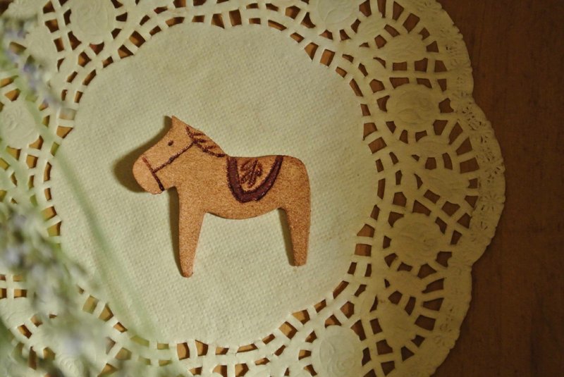 【 T - C  】 复古 皮革 别针 胸针 - 胸针 - 其他材质 