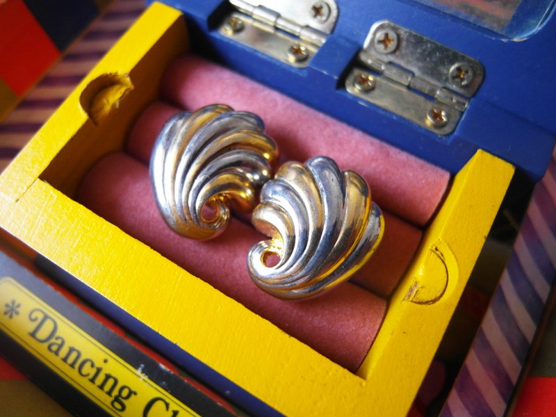 复时品【夹式收藏品：贝壳花】 - 耳环/耳夹 - 其他材质 金色