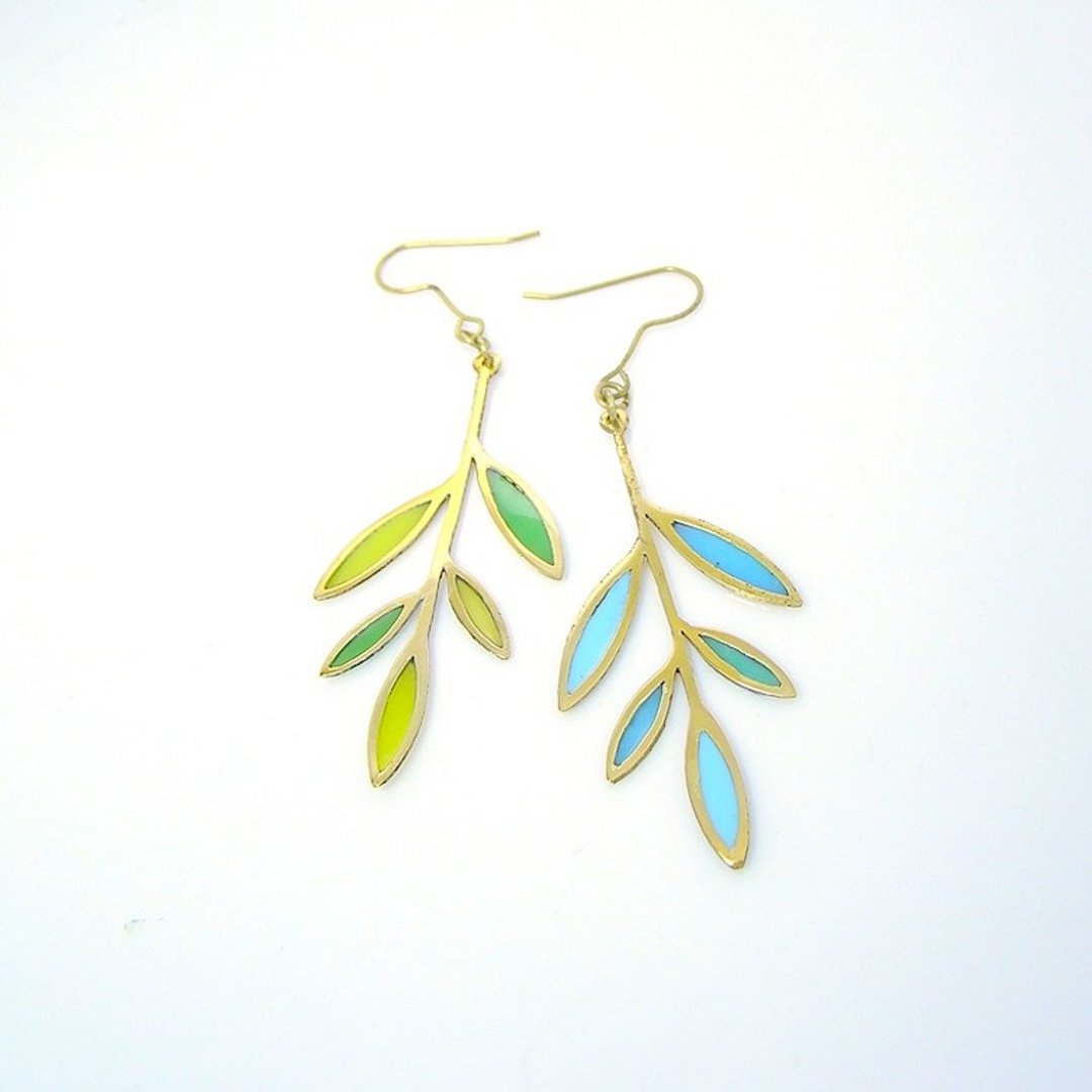 Bamboo Leaf stand glass earring in brass hand sawing - 耳环/耳夹 - 其他金属 