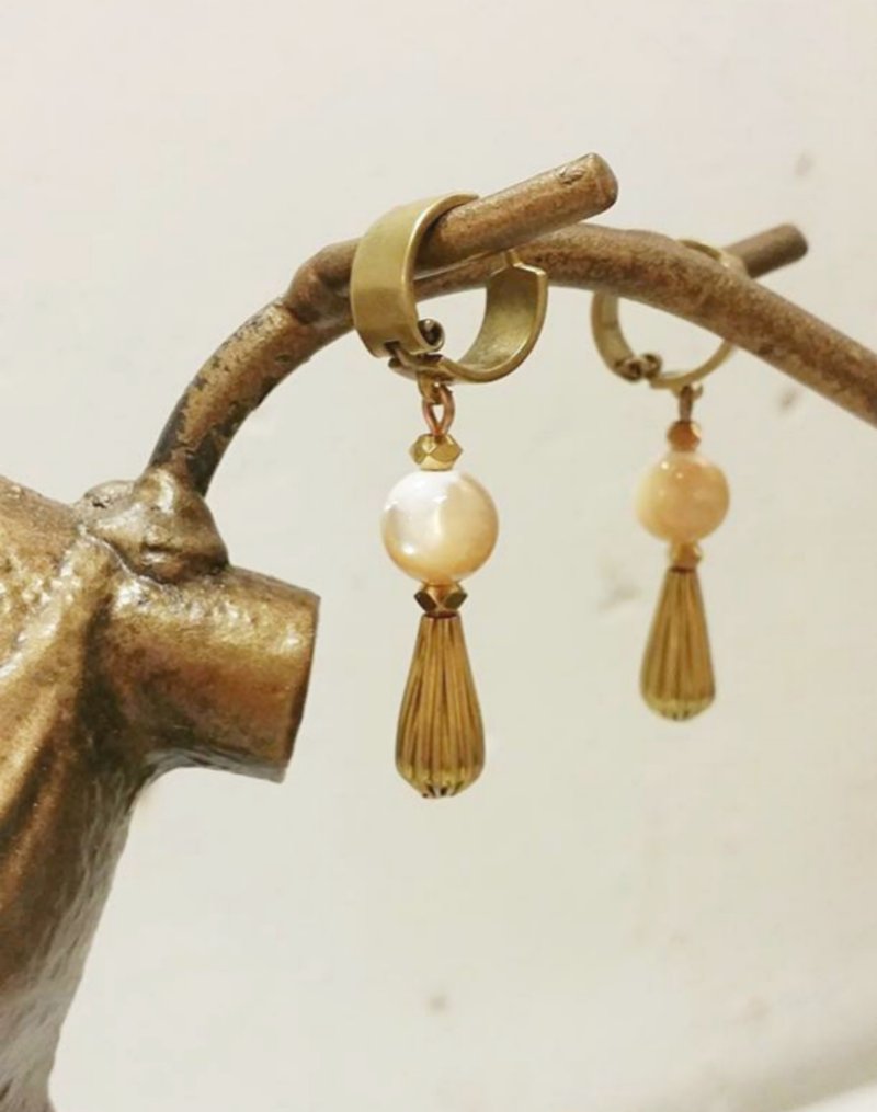 the st.  【 那个年代 】奶油贝壳复古质感耳环 - 耳环/耳夹 - 其他金属 金色