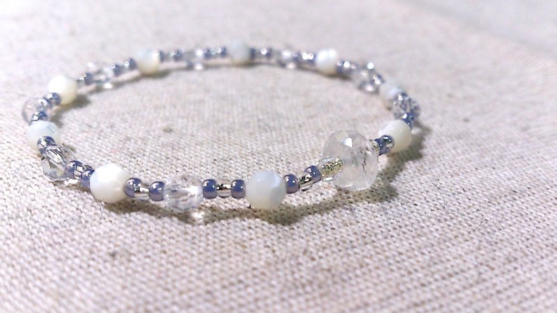 crystal in dearsharka || dotdot．白贝壳 x 白水晶 x 蓝晕月光石 - 手链/手环 - 宝石 白色