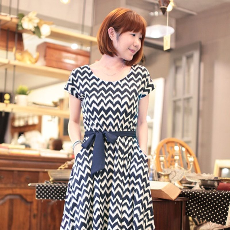 蓝白波纹弹性伞洋(预购) - 洋装/连衣裙 - 其他材质 