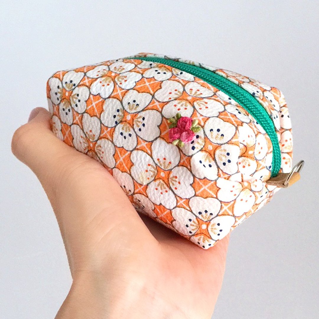 Pouch with Japanese traditional pattern, Kimono (Small)  "Silk" - 化妆包/杂物包 - 其他材质 橘色
