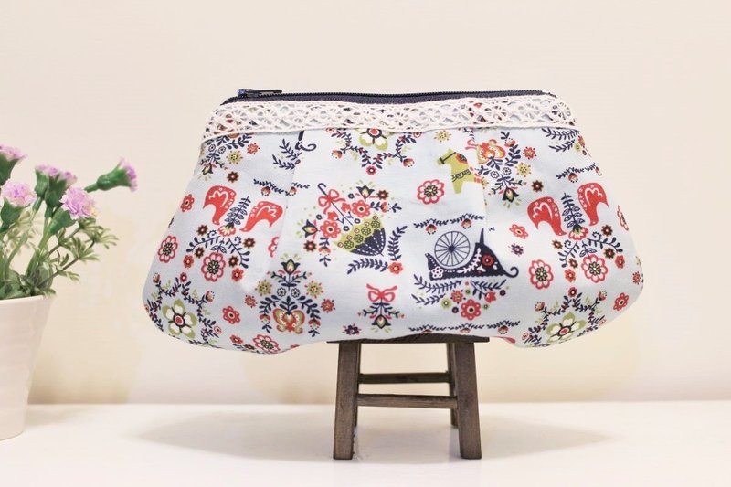 【十木米．Lorenza】蓝色奇幻 经典可颂包 / 化妆包 - 化妆包/杂物包 - 其他材质 蓝色