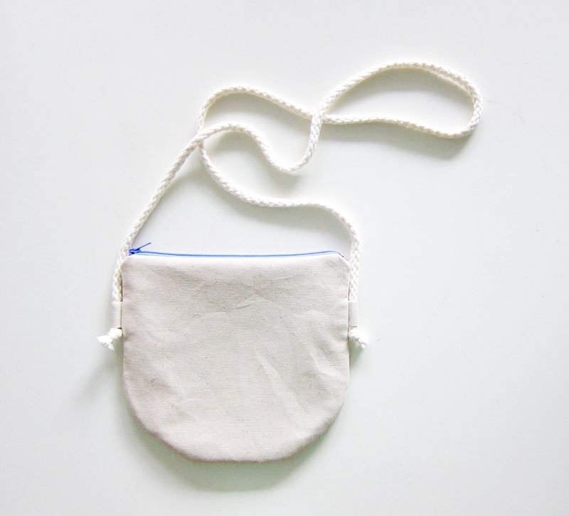 半圆 斜背 拉链包/零钱包 外素内花 原麻 内衬为可爱花布 - 侧背包/斜挎包 - 其他材质 白色