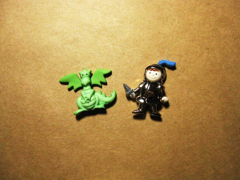 // 耳环：英勇骑士＋恶龙 // - 耳环/耳夹 - 塑料 多色