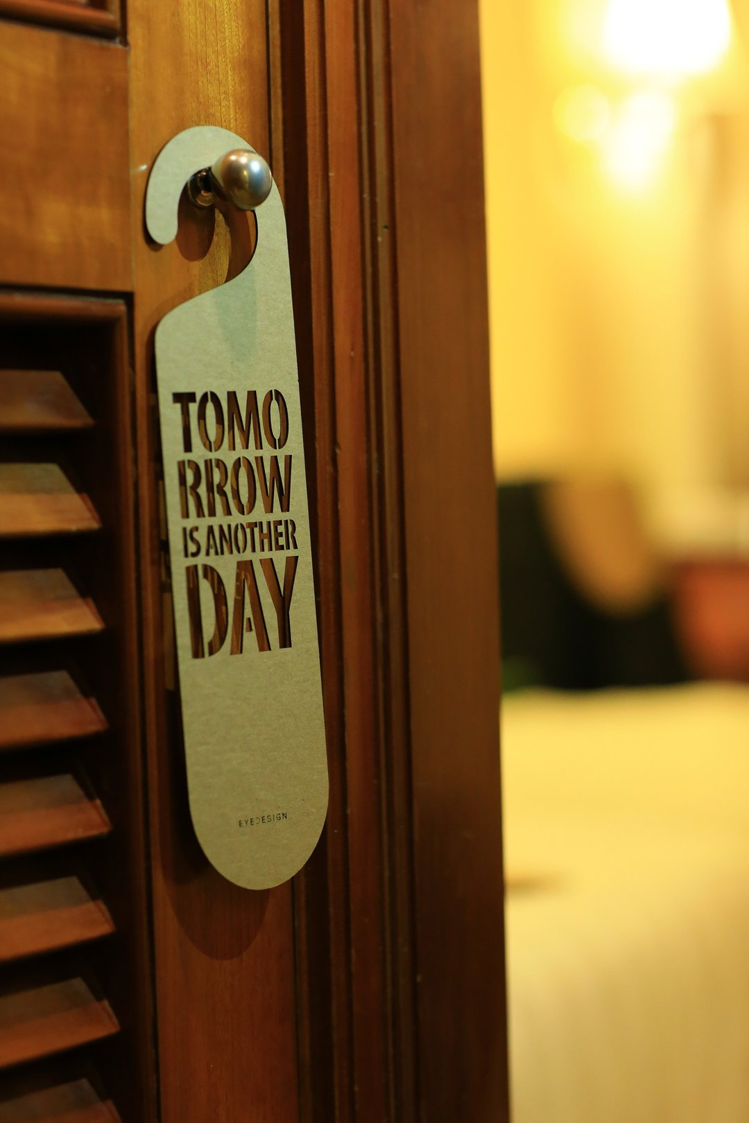 【eyeDesign看见设计】一句话门挂“TOMORROW IS ANOTHER DAY”D03 - 摆饰 - 木头 卡其色