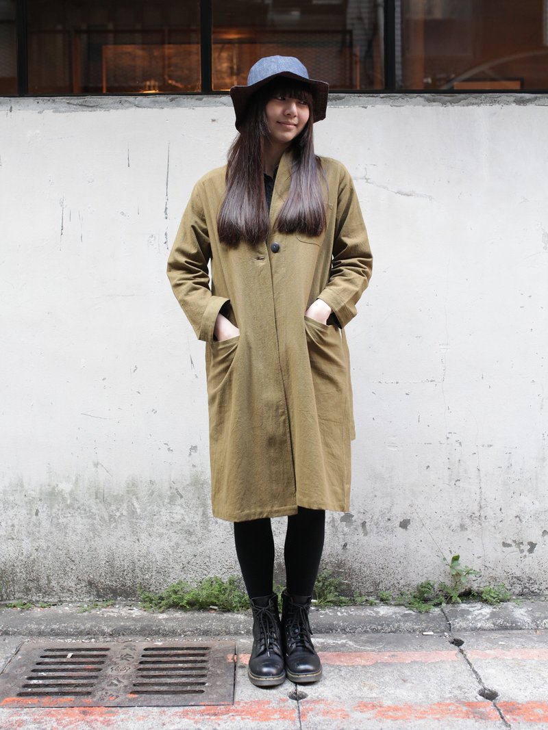 OMAKE原创OG 单扣后绑带风衣外套 (军绿色) - 女装休闲/机能外套 - 棉．麻 多色