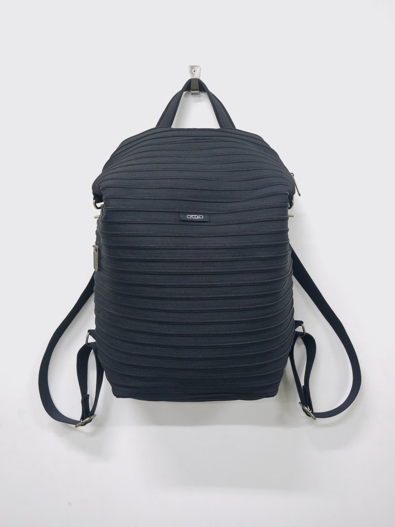 【黑】极简后背包 Large - 后背包/双肩包 - 其他材质 黑色