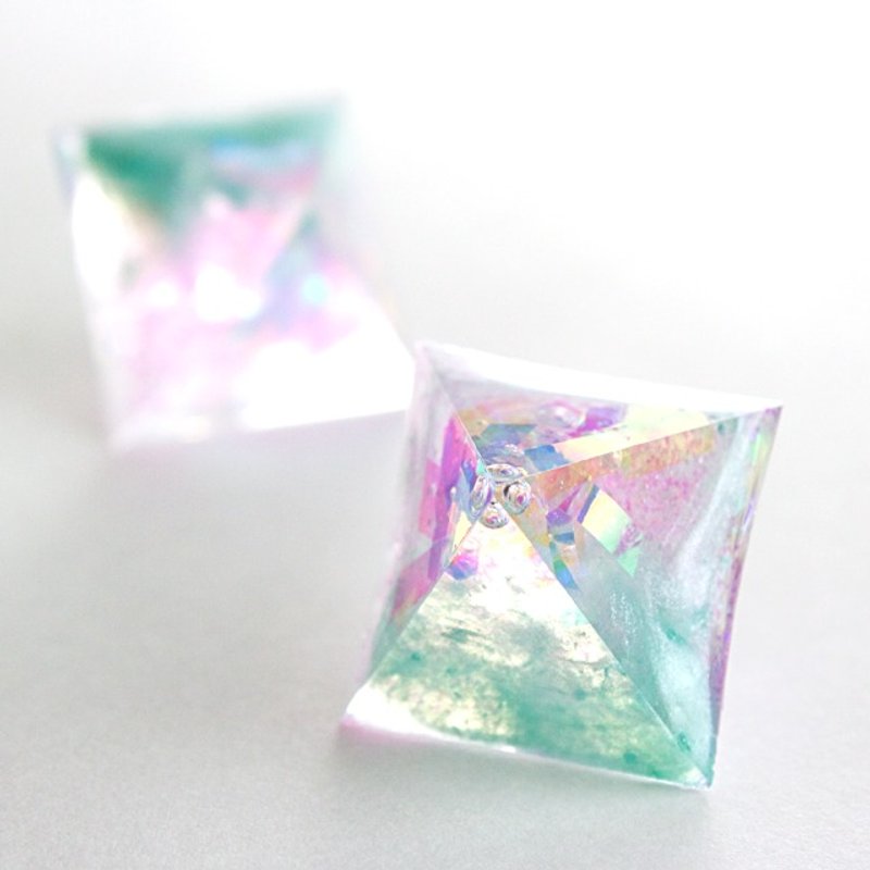 Pyramid earrings (Iridescent) - 耳环/耳夹 - 其他材质 粉红色