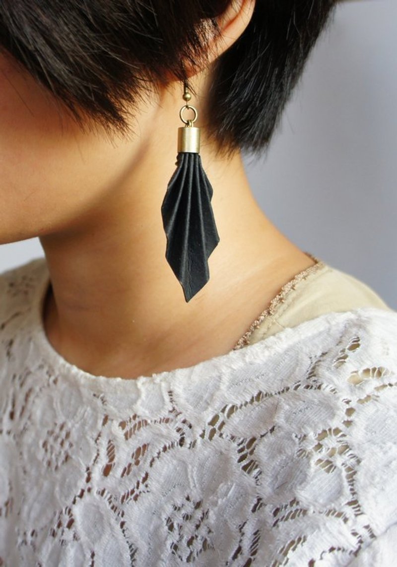 黑色折叠结构垂坠式耳环 Paper Earrings 《可改夹式》 （单边耳环/个性风/自然叶子/适合短发） - 耳环/耳夹 - 其他材质 黑色