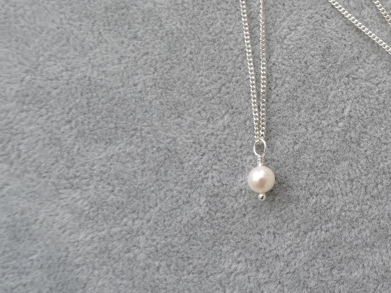 ::淡水珍珠:: 简约珍珠纯银项链 / 锁骨链 (5.5 mm 近正圆) - 项链 - 宝石 白色