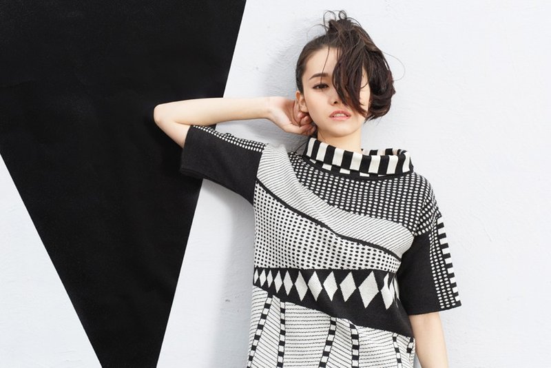 黑白翻领五分袖斜摆上衣 - 女装针织衫/毛衣 - 其他材质 黑色