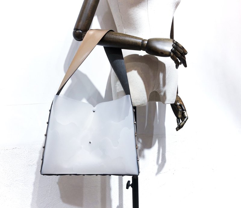 得奖糸列山脉连绵 型格镙丝组装半透明超纤仿皮单肩包 - 侧背包/斜挎包 - 其他材质 银色