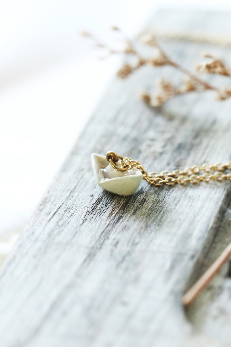 Paper boat pendant necklace by linen. - 项链 - 其他金属 