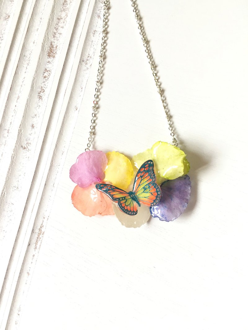 *Haku·Neko* [限量品] 夜光蝶恋花彩色绣球花手绘蝴蝶真花颈链 - 颈链 - 植物．花 多色