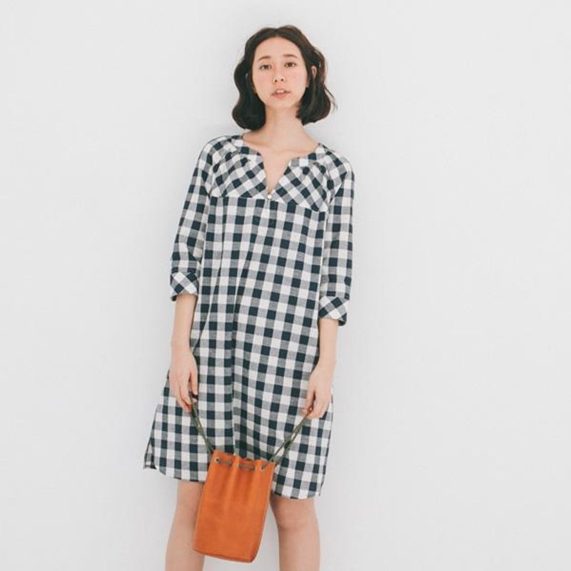 【Elf Project 精灵的工作服】v格纹开襟七分袖洋装 - 洋装/连衣裙 - 其他材质 蓝色