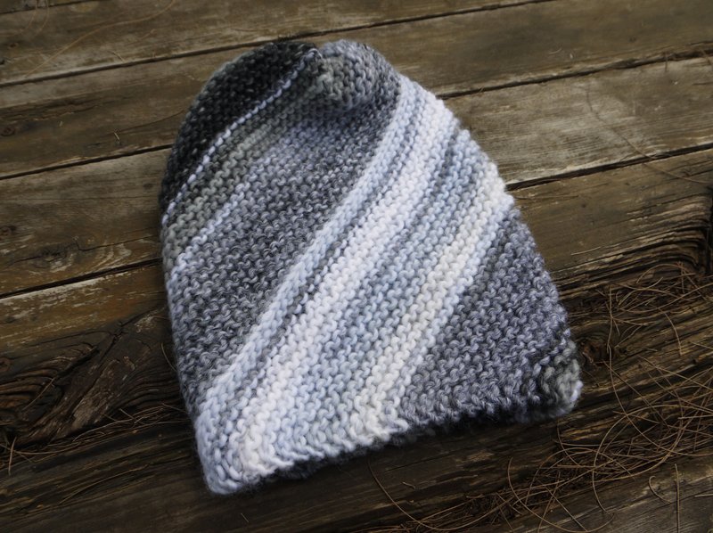 阿母100%的手作帽-小矮人童话帽-暖色灰白渐层/毛线帽/新年/礼物 - 帽子 - 其他材质 灰色