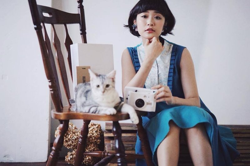 半宝石‘银丝线花纹火山领无袖One-piece’ - 洋装/连衣裙 - 其他材质 蓝色