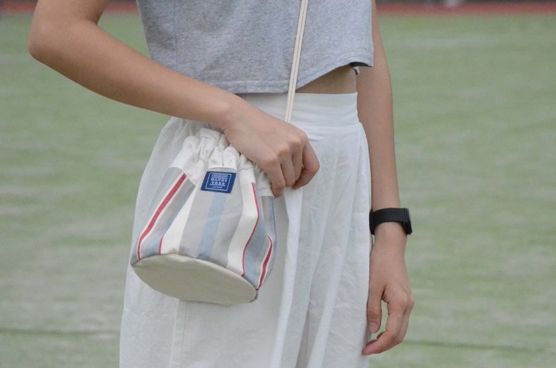 ::浏海树:: 侧背水桶包＿气质系条纹 (现货供应中) - 侧背包/斜挎包 - 其他材质 白色