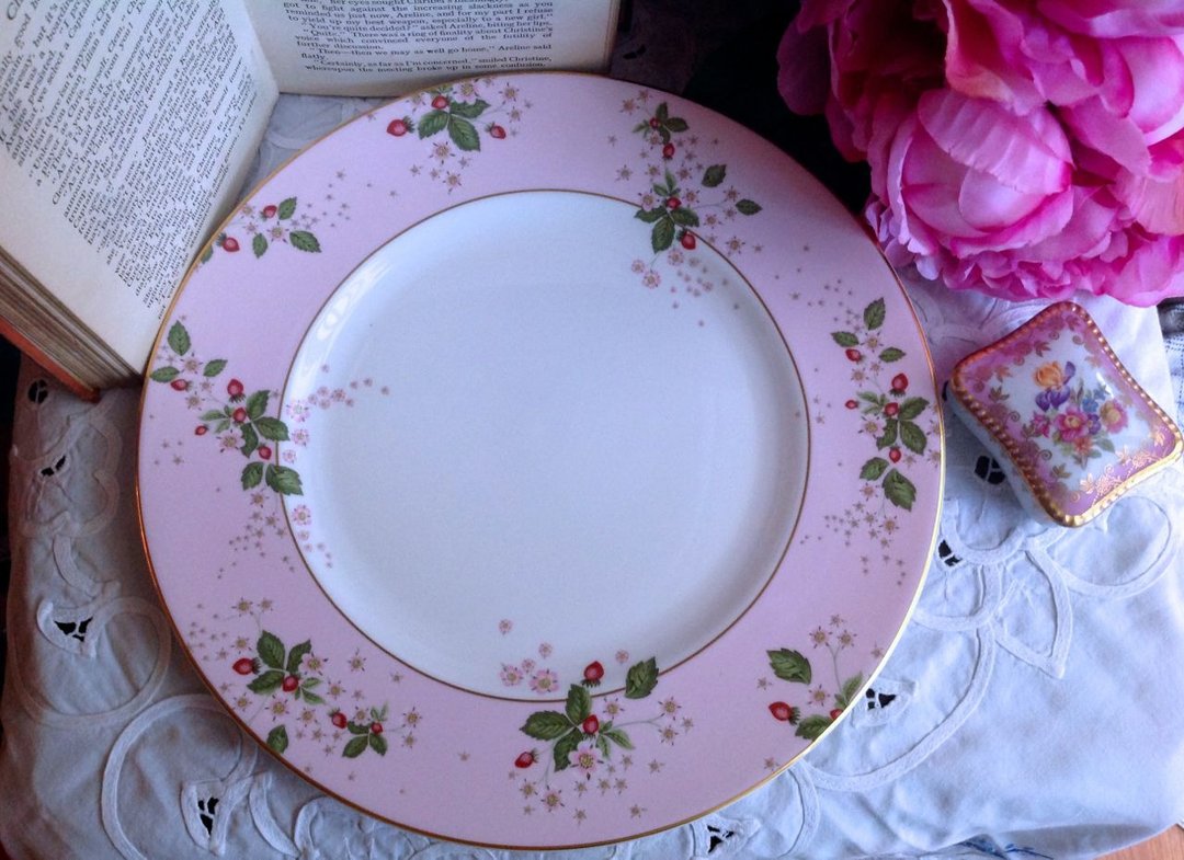 ♥安妮疯古物♥英国骨瓷 Wedgwood 玮致活野草莓Wild Strawberry 粉红色蛋糕盘 点心盘 餐盘 - 浅碟/小碟子 - 其他材质 粉红色