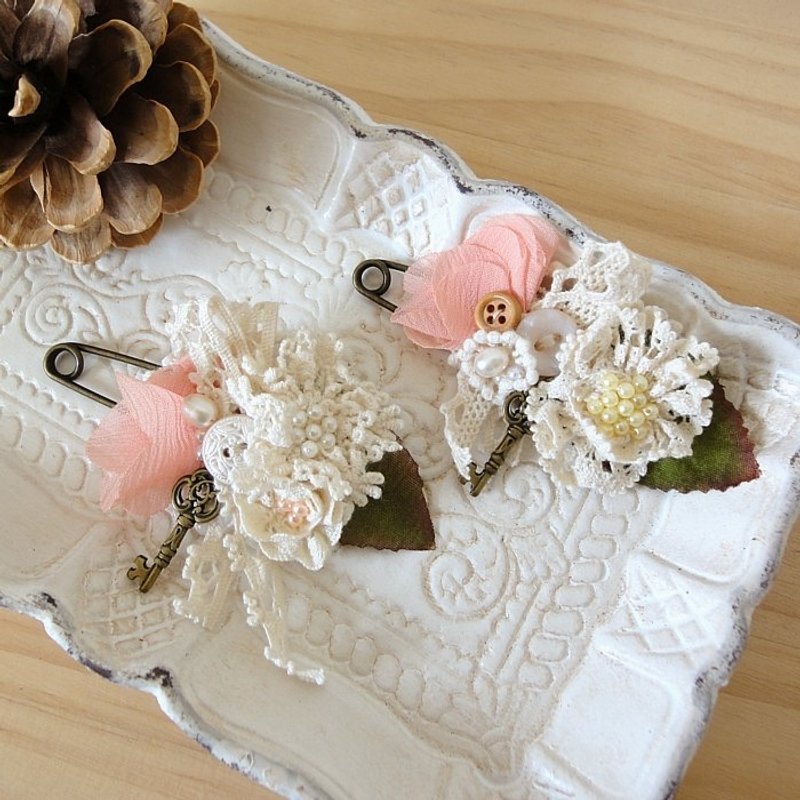 {KCM0025}蕾丝花古铜别针 - 胸针 - 宝石 白色