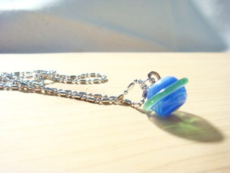 柚子林手工琉璃 - 充满爱的小土星 - 深海蓝x绿 - 琉璃项链 - 项链 - 玻璃 蓝色